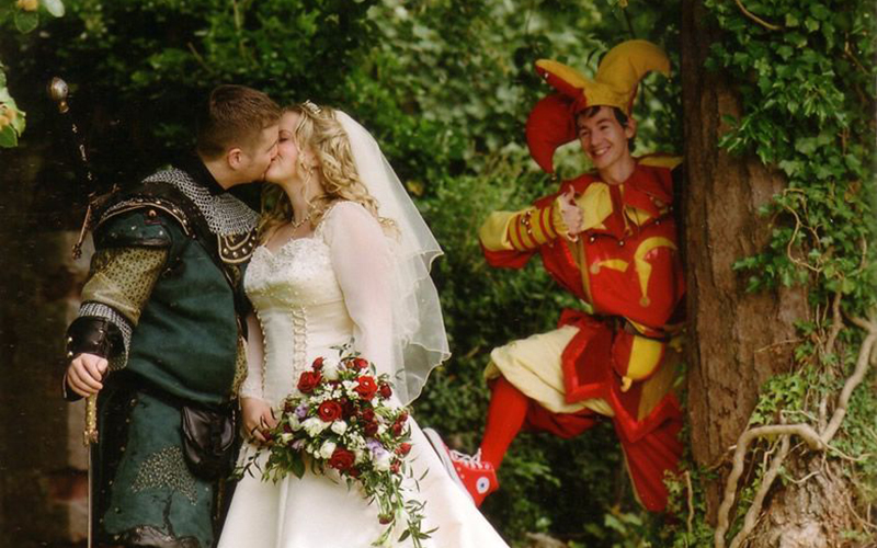 Наряды жениха и невесты в стиле сказочного средневековья