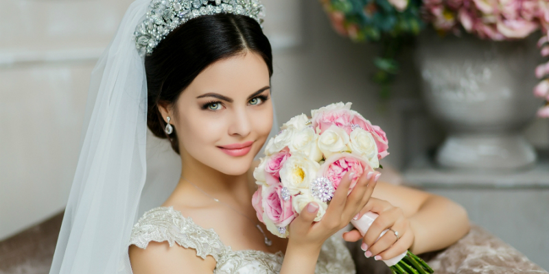 невеста-брюнетка, свадебный букет