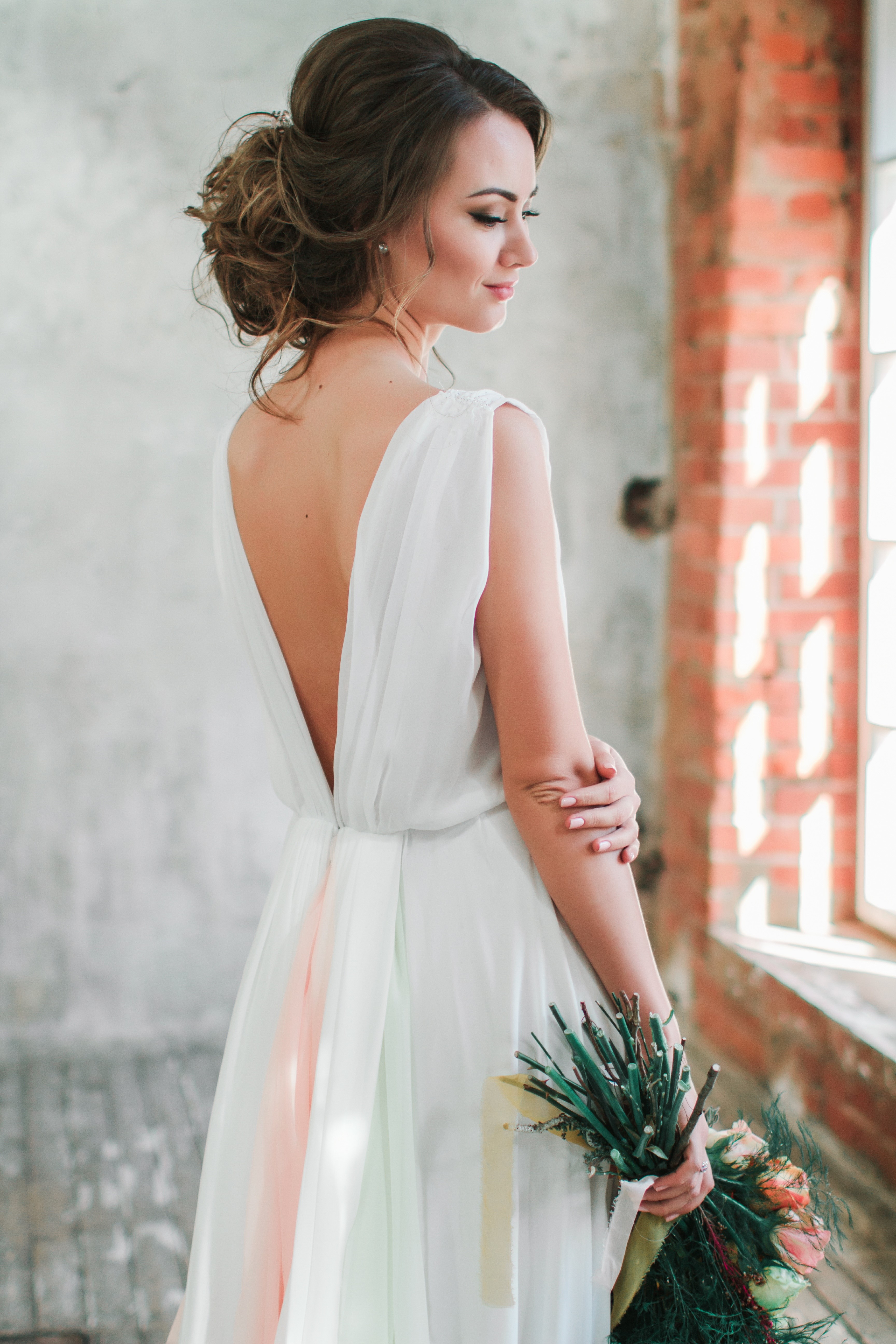 Невеста с платье с открытой спиной и низким пучком