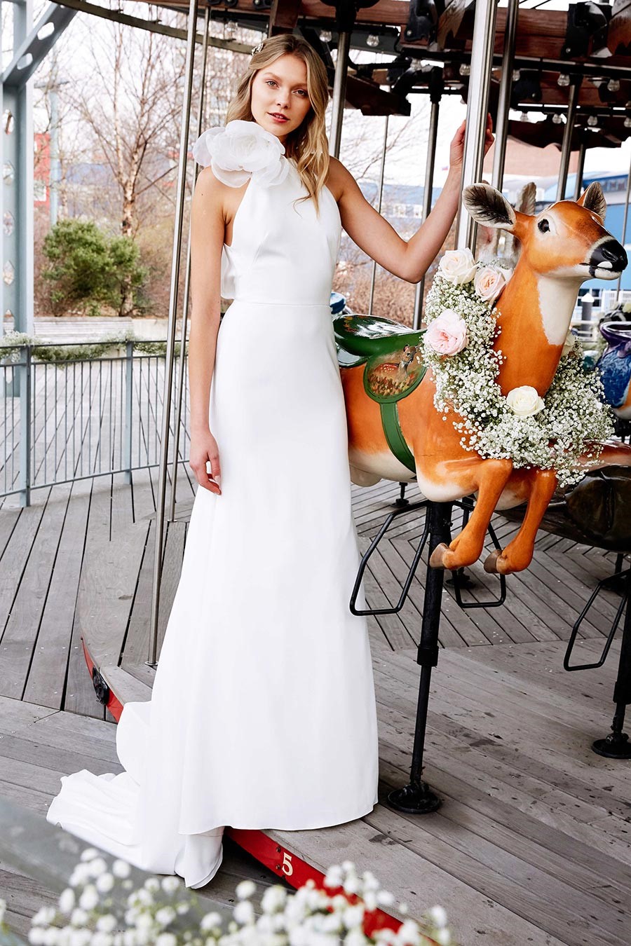 Невеста в платье с крупным цветком