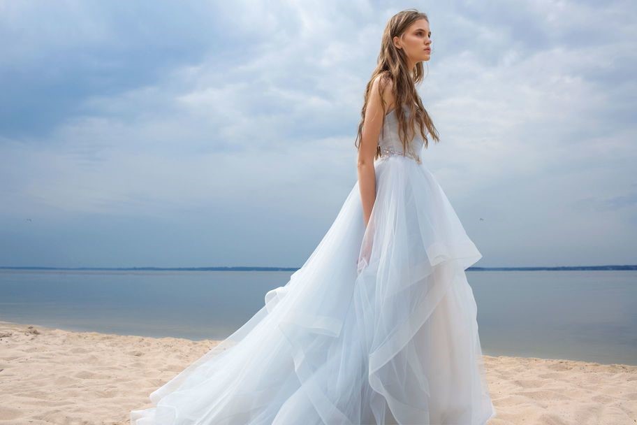 Невеста в свадебном платье небесно-голубого цвета