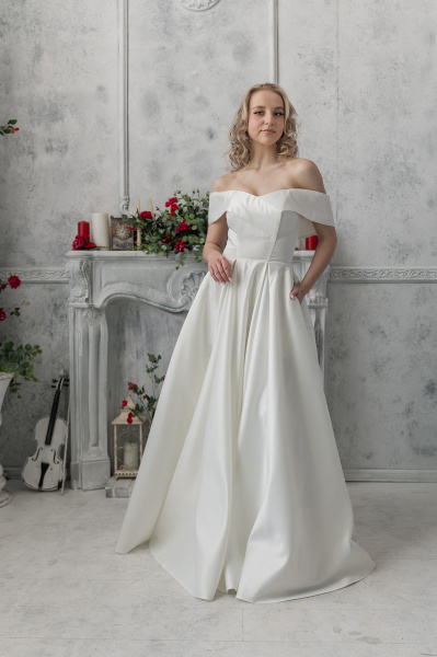 5517  Платье атласное, молочное