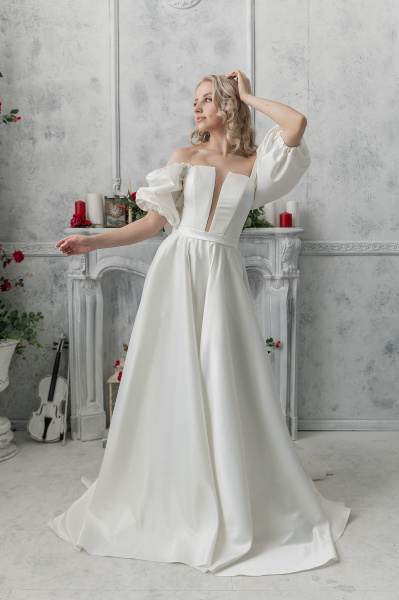 5515  Платье атласное, молочное