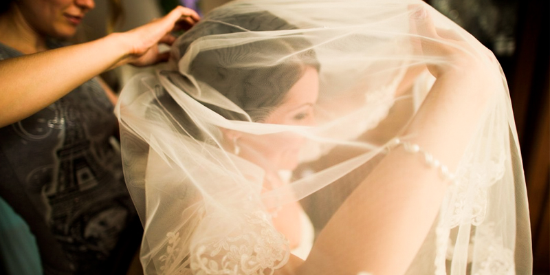 невеста, платье и фата цвета айвори