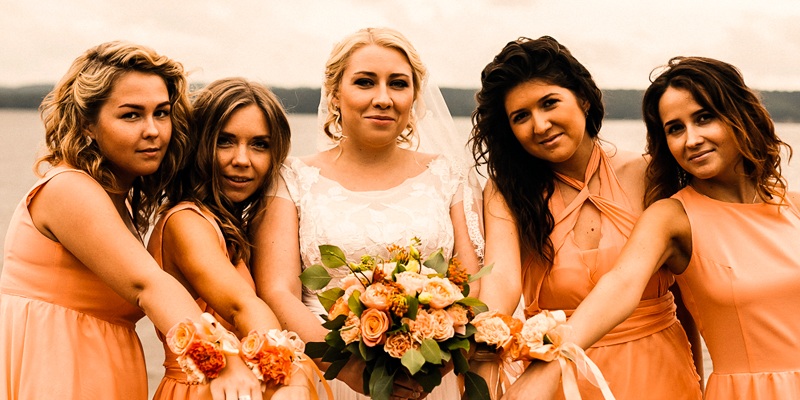 подружки невесты, платья под цвет букета
