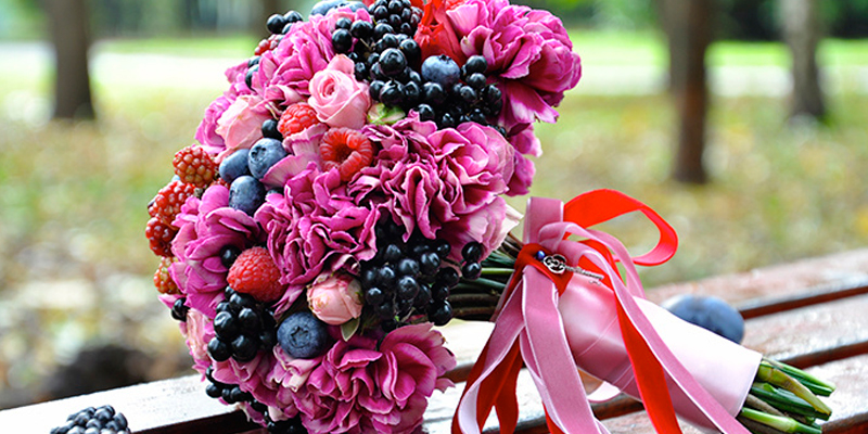 свадебный букет из фруктов и ягод