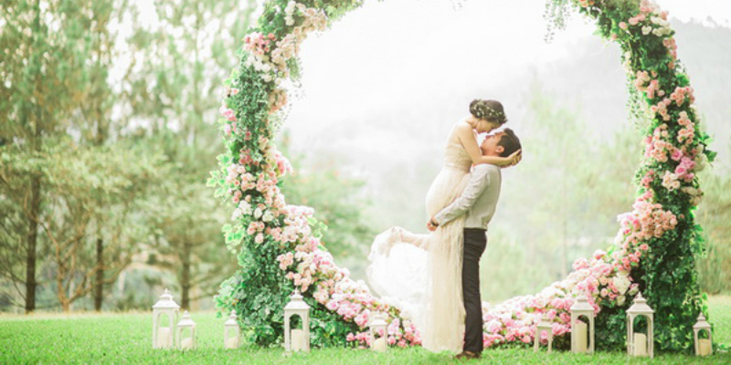 жених, невеста, цветочная арка, фотосессия