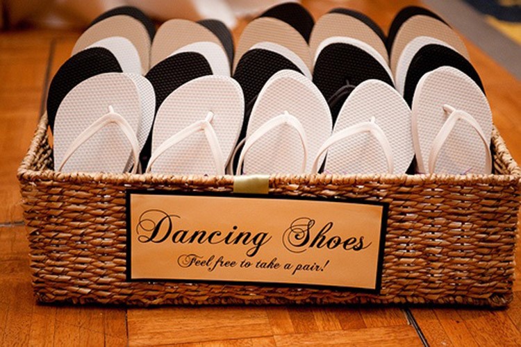 Сменная обувь для гостей свадьбы