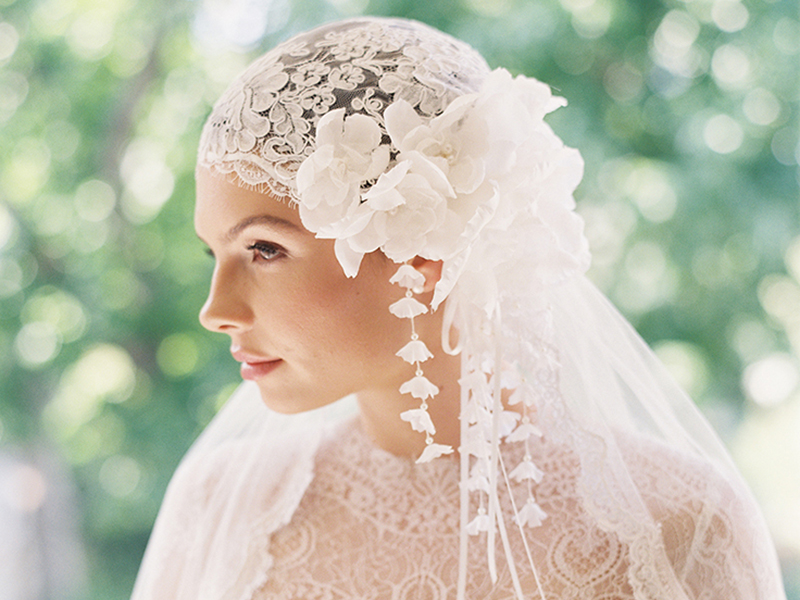 Невеста в белом платье и фатой-шапочкой