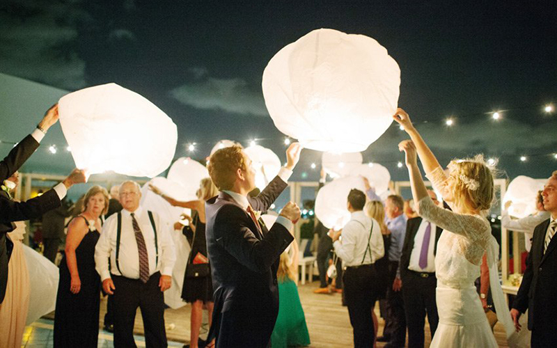 Запуск фонариков — кульминация свадьбы
